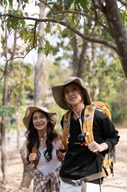 Sırt çantalı, doğa yürüyüşü yapan sevimli lezbiyen çift. Dağlarda romantik anları seven LGBT.