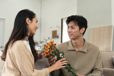 Asyalı yakışıklı adam sevgililer gününde kız arkadaşına aşkını göster ve ona çiçek ver. Yaşam Tarzı Konsepti.
