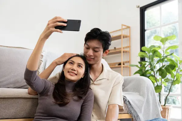 Feliz Casal Asiático Jovem Mulheres Feliz Sorriso Tomando Selfie Sofá — Fotografia de Stock