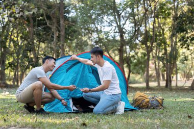 Mutlu Asyalı eşcinsel çift ormanda kamp yapıyor. Romantik meslek gezisi. lgbt kavramı.