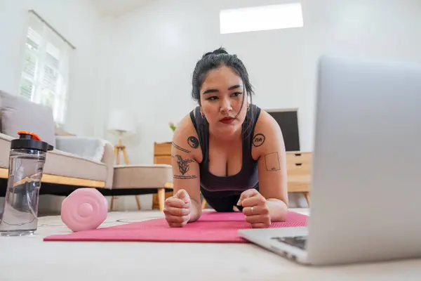 Azjatycka Otyła Kobieta Robi Ćwiczenia Rozciągające Domu Fitness Online Klasy — Zdjęcie stockowe