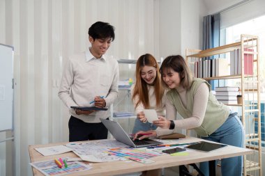 Yaratıcı web grafik tasarımcılarının beyin fırtınası ekibi. Yaratıcı tasarımcılar takıma sunar. Tasarımcılar ofisinde toplantı yapıyor..