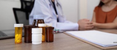 Doktor, sağlığınızı kontrol ederken hastaların elini tutuyor ve cesaretlendiriyor..