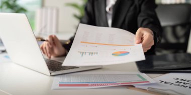 Belgeler, iş kadını ve muhasebeci okuma raporu bilgi, finansal veri veya analiz için. Evrak işleri, denetleyici kontrolü, teftiş ve muhasebe, ofiste finans ve vergi hesaplaması.
