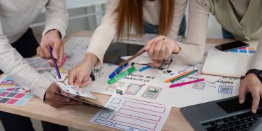 Yaratıcı web grafik tasarımcısı planlama ekibi, akıllı telefon için ekran prototipi planıyla ilgili fikirlerimizi paylaşmak için cep telefonu uygulama geliştirici ekip toplantısı. başlangıç planı ui ve ux.