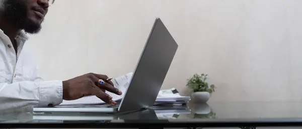 African American Man Arbetar Med Bärbar Dator Och Använda Miniräknare — Stockfoto