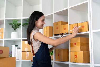 İnternetteki Asyalı kadın müşteri adresini ve müşteri siparişini kontrol et. Çevrimiçi alışveriş kavramı.