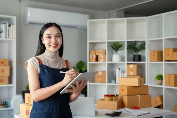 Young Business Woman Asian Working Online Ecommerce Shopping Her Shop — Stock Photo, Image