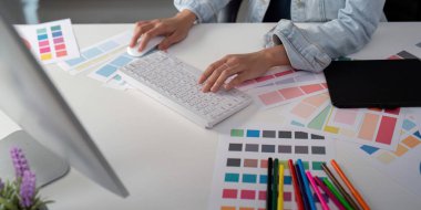 Ev ofisinde çalışan Asyalı kadın grafik tasarımcısı. Sanatçı yaratıcı çizer grafik beceri kavramı.