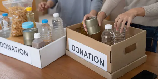 Freiwillige Bereiten Kostenlose Lebensmittelrationen Für Arme Menschen Vor Charity Arbeiten — Stockfoto