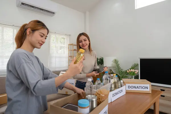 Darowizna Dwie Kobiety Ochotniczki Azjatki Szczęśliwego Pakowania Jedzenia Domu Dobroczynność — Zdjęcie stockowe