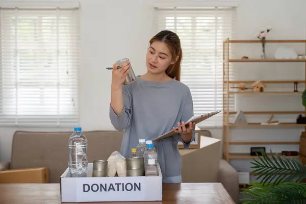 Asyalı Gönüllü Kadın Ihtiyacı Olan Insanlar Için Karton Kutuda Yiyecek — Stok fotoğraf
