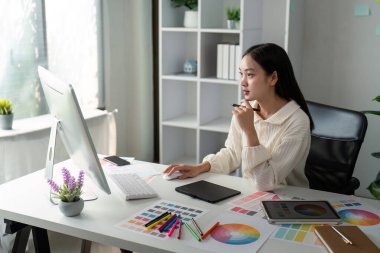 Ev ofisinde çalışan Asyalı kadın grafik tasarımcısı. Sanatçı yaratıcı çizer grafik beceri kavramı.