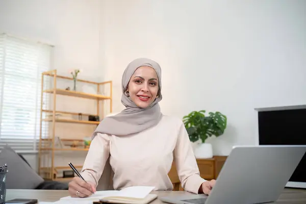 Ung Muslimsk Forretningskvinne Revisor Som Arbeider Med Finansielle Dokumentregninger Beregner – stockfoto