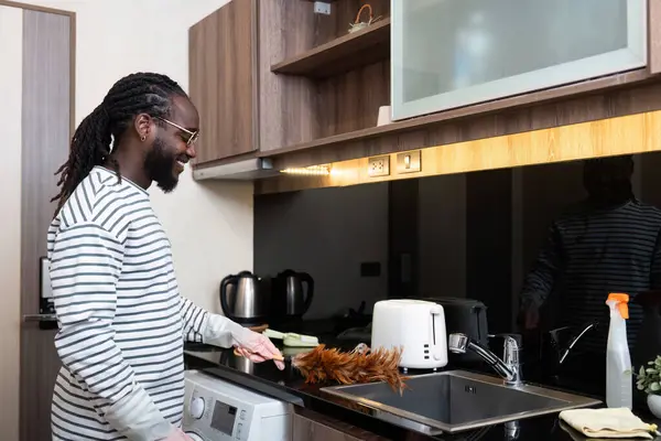 Afričan Američan Mladý Používat Prach Čištění Kuchyni Doma — Stock fotografie