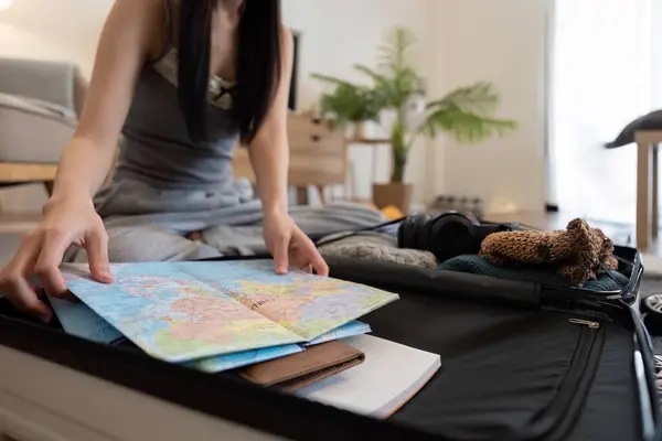 Femme Asiatique Valise Bagage Planification Voyage Vacances Été Sur Carte Image En Vente