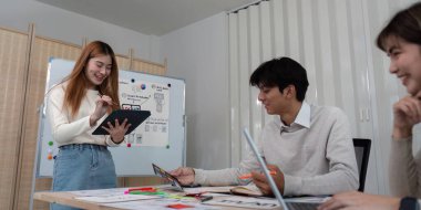 Mobil uygulama arayüzü tasarımı sunan ux geliştirici ve ui tasarımcısı ofiste beyaz tahtada. Yaratıcı dijital geliştirme mobil uygulama ajansı. dijital dönüşüm.