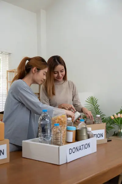 Spende Und Zwei Freiwillige Helferinnen Freuen Sich Hause Lebensmittel Kartons — Stockfoto
