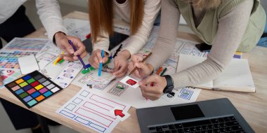 Yaratıcı web grafik tasarımcısı planlama ekibi, akıllı telefon için ekran prototipi planıyla ilgili fikirlerimizi paylaşmak için cep telefonu uygulama geliştirici ekip toplantısı. başlangıç planı ui ve ux.