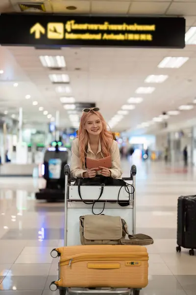 Подорожі Аеропорт Жінка Паспортом Квитком Літак Або Інформацією Про Імміграцію Стокове Зображення