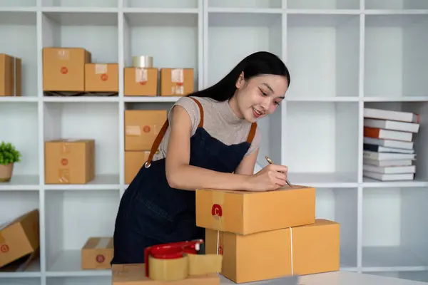 Женщина Азиатка Интернет Магазине Проверить Адрес Клиента Информацию Пакете Коробке Стоковое Изображение