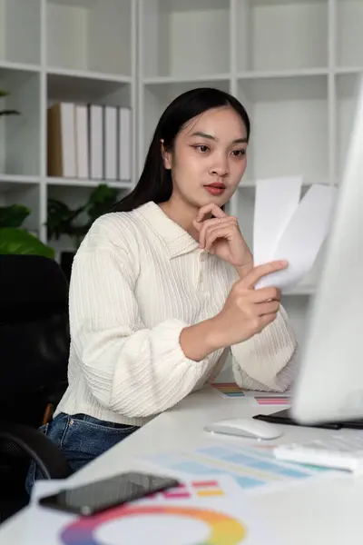 Asyalı Kadın Serbest Grafik Tasarımcısı Ofisindeki Masada Renk Örnekleri Bilgisayarla — Stok fotoğraf