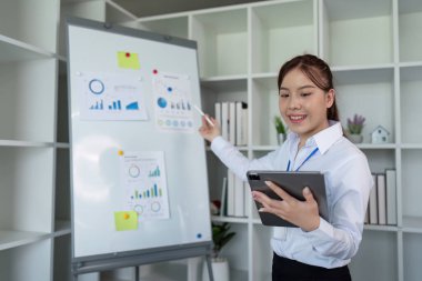 Başarılı Asyalı iş kadını, modern ofis vergisi, rapor, muhasebe, istatistik ve analitik araştırma konseptinde tablet ve tahtadan finans analizi yapıyor..