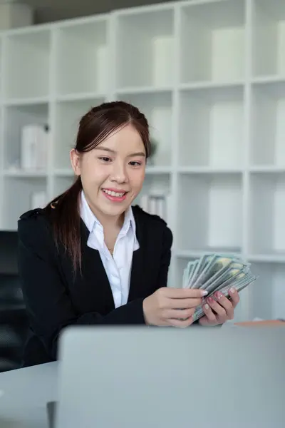 Pengusaha Wanita Atau Akuntan Keuangan Memegang Bundel Uang Dolar Untuk Stok Foto