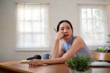 İnternette öğrenmekten ve ev ödevi okumaktan bıkmış genç bir kız öğrenci. Sınav ve edebiyat araştırmasına hazırlanan genç bir kadın..