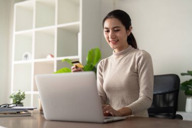 Kadınlar evde dizüstü bilgisayar ve çevrimiçi alışveriş, ödeme ve ecommerce, banka uygulamaları ve internet bankacılığı ile mağaza web sitesinde satış kredi kartı kullanırlar.