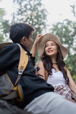 Sırt çantalı güzel lezbiyen kadın doğa yürüyüşü yaparken dinleniyor. Dağlarda romantik anları seven LGBT.