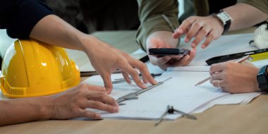 Modellerin inşaatı ve inşaatı ve inşaatı ve çalışma alanındaki proje ortakları ve araçları ile birlikte çalışmak üzere mühendis veya mimar toplantısının yapısı.