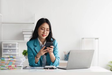 Bütçe, vergi ve kredi kağıtları için hesap makinesi kullanan muhasebeci kadın.