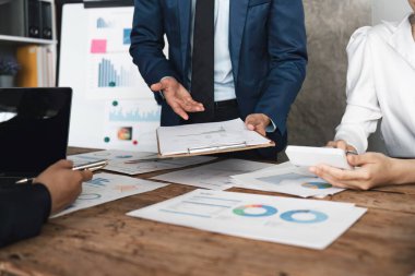 İş ekibi toplantısı planı tartışıyor. Beyin fırtınası konsepti.