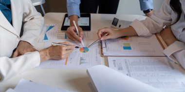 İş ekibi planlama, tablet üzerindeki yatırım ve pazarlamayı analiz etme, işbirliği, mali veriler ve pazarlama stratejisi projesi ile analiz etme konularını görüştü.