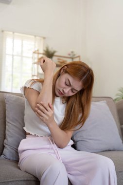 Asyalı kadınlarda dirsek ağrısı, tendon iltihabı, bağ zedelenmesi, kol kaslarının aşırı kullanımı, dirsek ağrısı ya da romatizma belirtileri var..