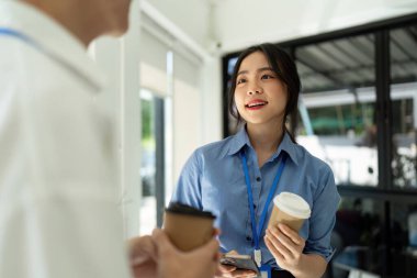 Ofiste çalışan iki iş arkadaşı. Ağ ve Profesyonel Etkileşim Konsepti.