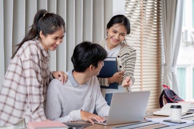 Hazırlık ve arkadaşlar üniversitede eğitim, bilgi ya da test araştırması öğreniyor. Üniversite öğrencileri, insanlar ve yardım için bilgisayar, proje notları ve çevrimiçi rapor.