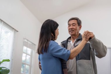 Yaşlı bir çift evlerinde dans etmekten zevk alıyor. Parlak ve rahat bir oturma odasında bir anlık mutluluk ve bağlantı kuruyorlar..