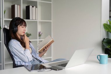 Dijital ve geleneksel öğrenme yaklaşımlarını birleştiren odaklı kadın, bilgi edinme konusunda dengeli bir kararlılık gösteriyor.