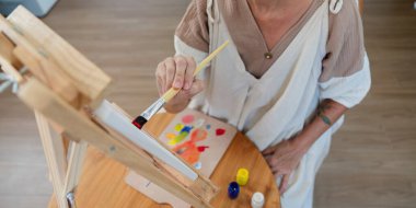 Üst düzey bir adamın tuvale boya sürdüğü, renkli sanat eserleri yaratma tutkusunu gözler önüne serdiği..