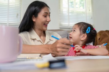 Bir anne ve kız arasındaki sıcak ve neşeli bir etkileşim bir araya geldiklerinde, bağlarını ve yaratıcılıklarını paylaşıyorlar..