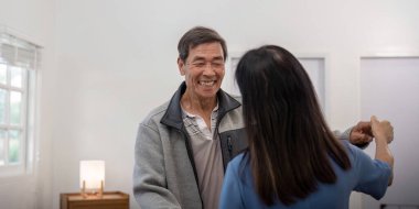 Son sınıf bir çift, aşk ve neşe dolu bir hayatı kucaklayarak oturma odalarında neşeli bir dans eder..