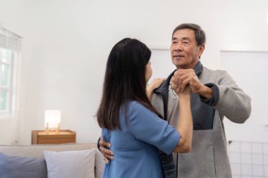 Yaşlı bir çift sevgi dolu bir şekilde dans eder. Oturma odalarında özel bir an yaratırlar..