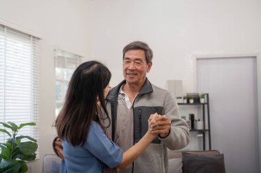 Üst düzey bir çift, oturma odalarında sevgi dolu bir danstan zevk alır. Anı ve birbirlerine olan sevgilerini kutlarlar..