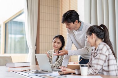 Öğrenciler bir grup çalışma ortamında teknolojiyi kullanarak, işbirliğini ve anlayışı geliştirerek etkileşimli bir öğrenme deneyimi yaşıyorlar.