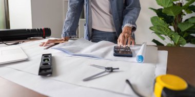 Bir mimar ayrıntılı planlama, bütçe yönetiminin sağlanması ve mimari projelerin başarıyla yürütülmesi için maliyet hesaplamalarını yürütür..