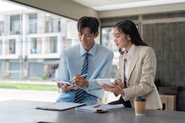 Girişimciler iş büyümesini bir kafede mali belgelerle stratejik hale getirmeye odaklanarak, sakin tartışmaları profesyonel planlama ile birleştirdiler.