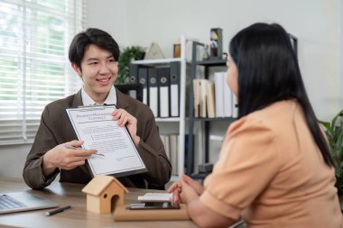 Bir emlakçı, nişanlı bir müşteriye, şeffaflığa ve bilgilendirilmiş karar verme mekanizmasına odaklanan bir emlak yönetimi sözleşmesini açıklar..