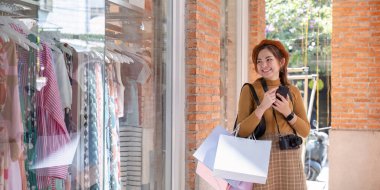 Genç bir kadın Kara Cuma boyunca dükkanlara göz atmaktan zevk alır, şık alışveriş macerasının özünü yakalar..